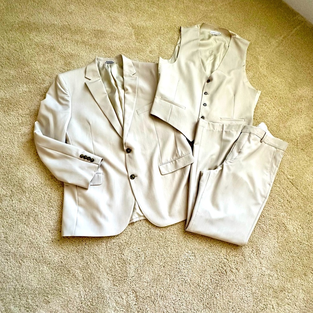 Men’s 3 piece suit cream large Saddlebread